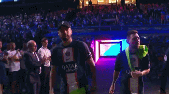 无语了！在王子公园球场庆祝胜利时 梅西仍然遭到巴黎球迷的疯狂嘘声