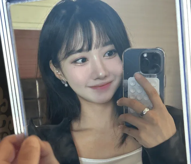 LCK主持人尹秀彬发照片：一万名粉丝 非常感谢！